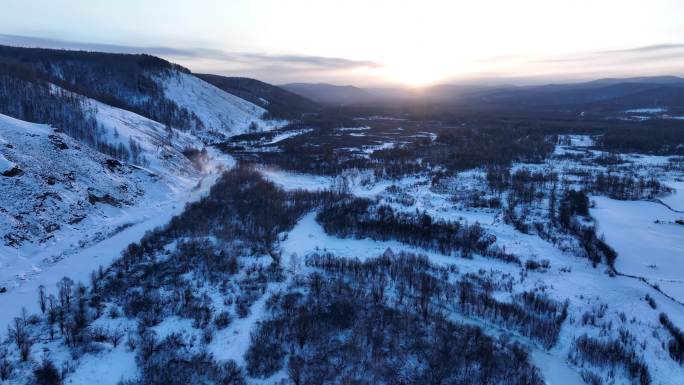 航拍大兴安岭山谷雪原朝阳