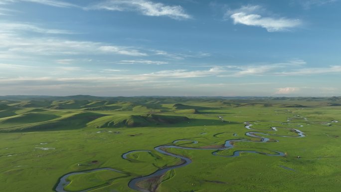 航拍绿色草原蜿蜒的河流