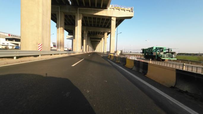 开车在高架桥下地面道路