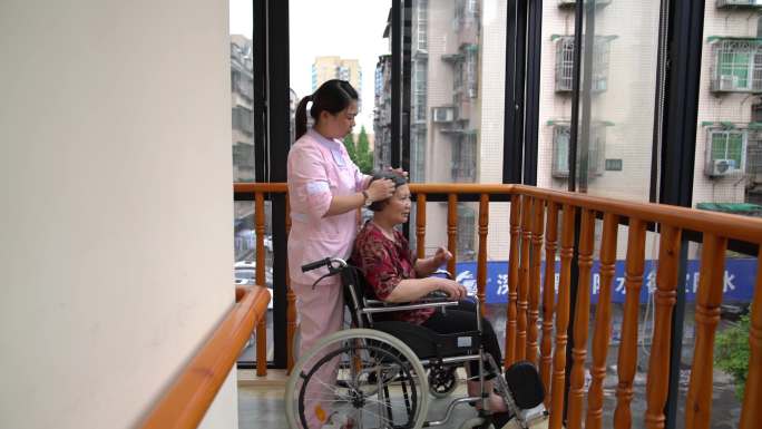 养老院护工照顾轮椅上的老人
