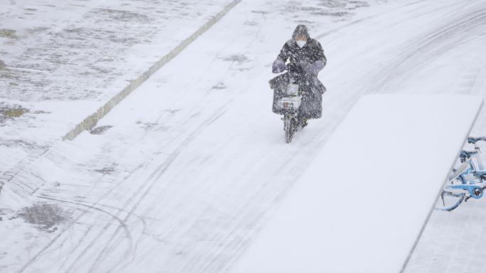 原创4k大雪雪景下雪城市骑车路人马路大街