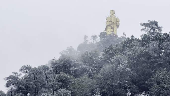 重庆冬天下雪南山大金鹰