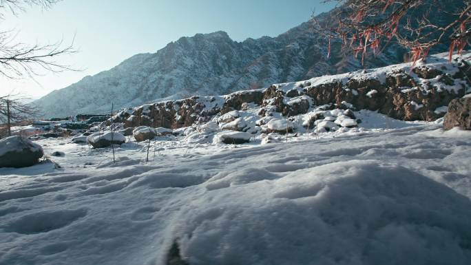 冬日阳光下大山与积雪