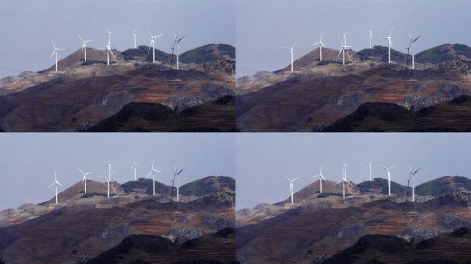 云南红土地丘陵上的风力发电大风车