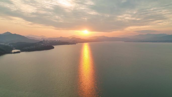 黄山太平湖夕阳无限好