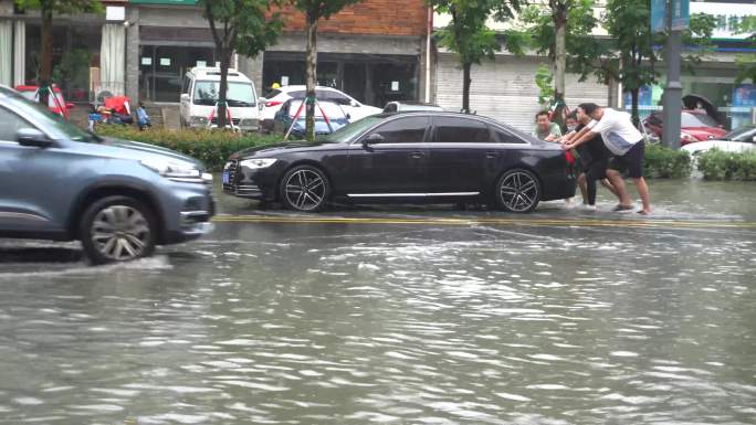 城市内涝，积水，水淹车，汽车雨中抛锚推车
