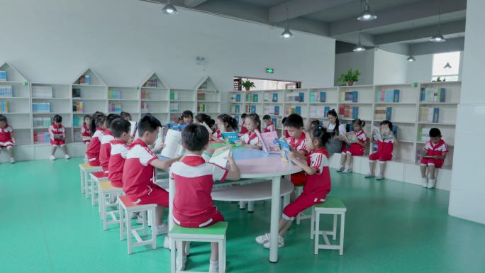 4K小学生图书馆看图书