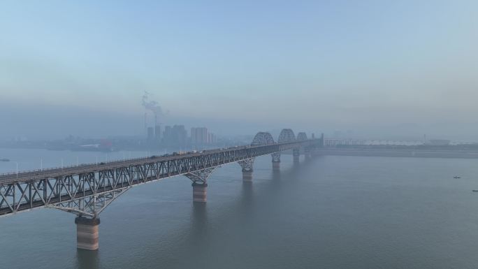 航拍油罐列车通过九江长江大桥