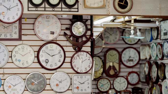 钟表店挂墙上的无数钟表