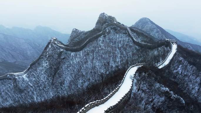 航拍雪后水墨画般的北京箭扣长城