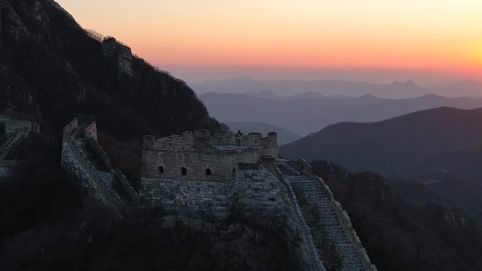 航拍夕阳下的箭扣长城