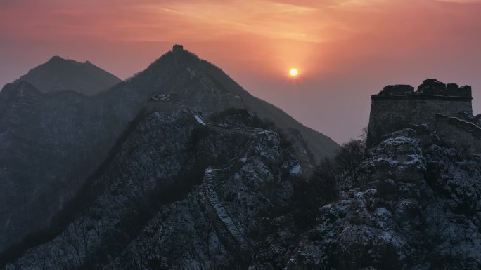 航拍震撼的雪后长城日出美景
