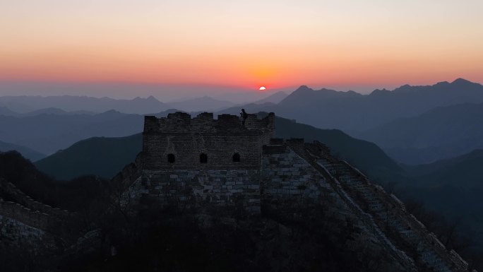 航拍夕阳下的箭扣长城