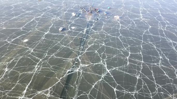 冬天渔民在湖面冰面上捕鱼冬捕