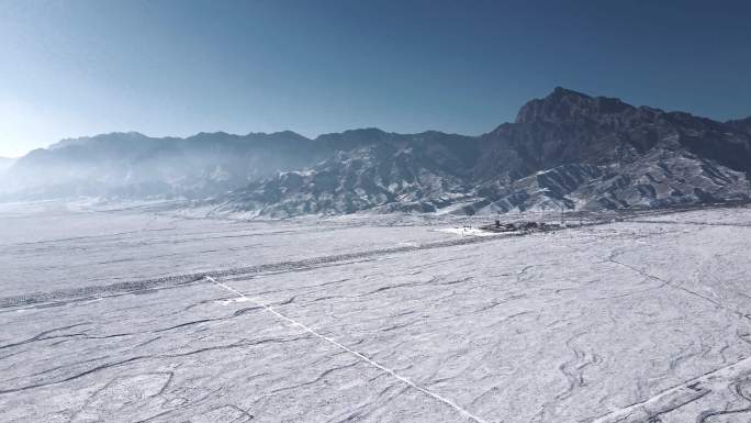 冬季山脉雪地戈壁荒芜大地