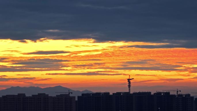 夕阳下的建筑，飞机