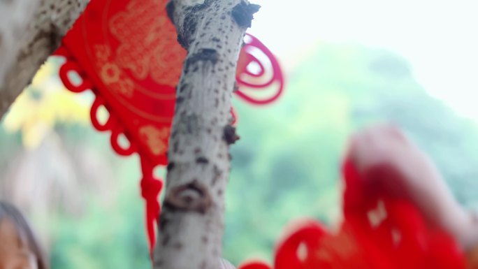 【4K】儿童树上挂中国结