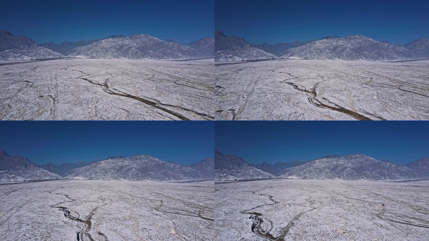 西部冬季山脉雪地戈壁大地