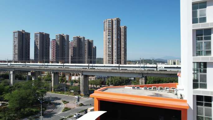 高铁从深圳坪山区建筑群飞速奔驰而过