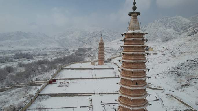 4K视频：大雪后贺兰山拜寺口双塔