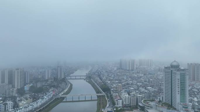 云雾笼罩城市早上云雾缭绕