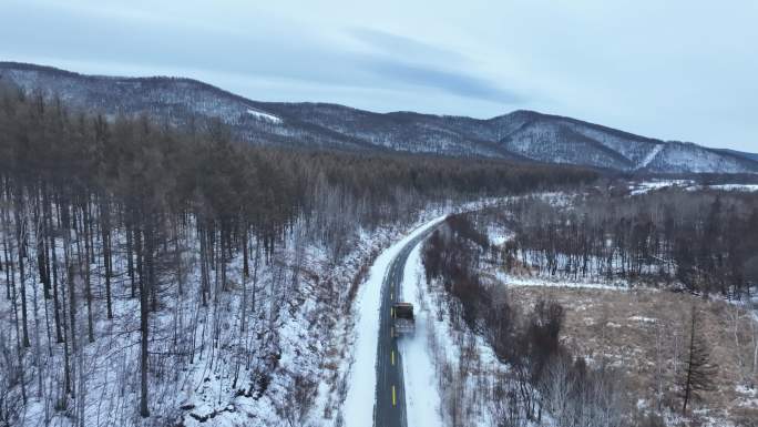 行驶在林区道路上的清雪车