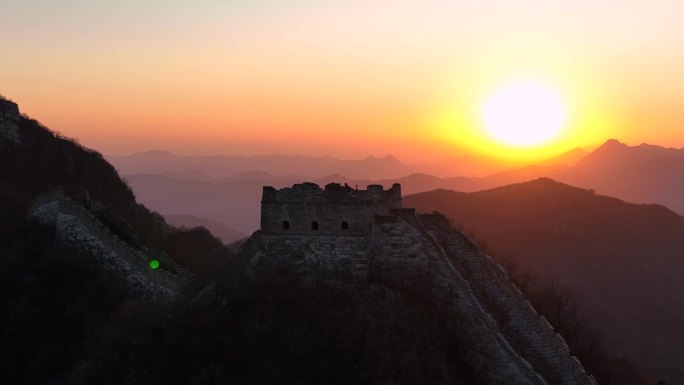 航拍夕阳下的箭扣长城