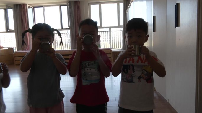 幼儿园老师教小朋友接热水喝水防烫手