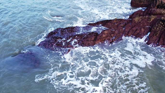 海浪拍击礁石