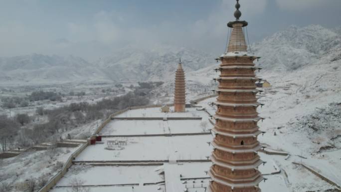 贺兰山拜寺口双塔雪景