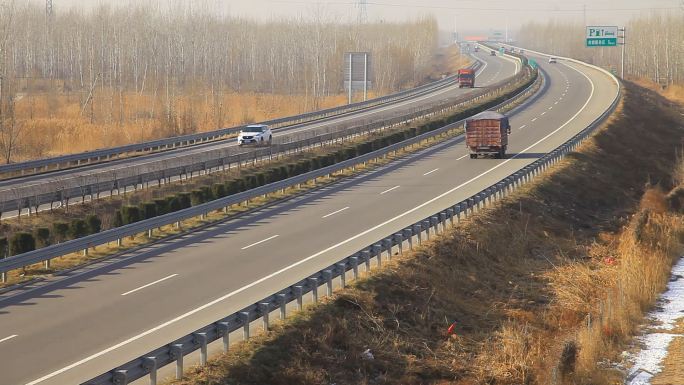 乡村一条蜿蜒的高速公路车辆急速往来行驶