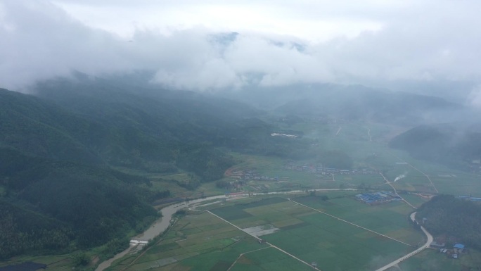 航拍 云中穿梭 大山人家