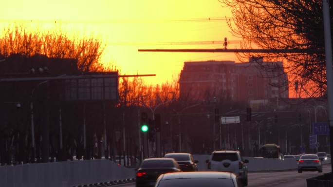 冬天行人唯美夕阳骑行都市生活街道汽车城市