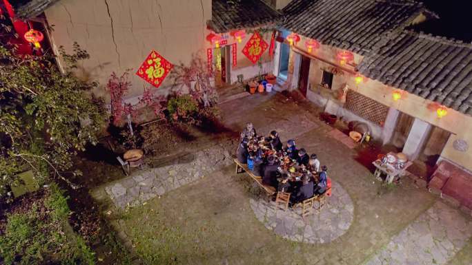 乡村春节除夕夜一家人吃团圆饭