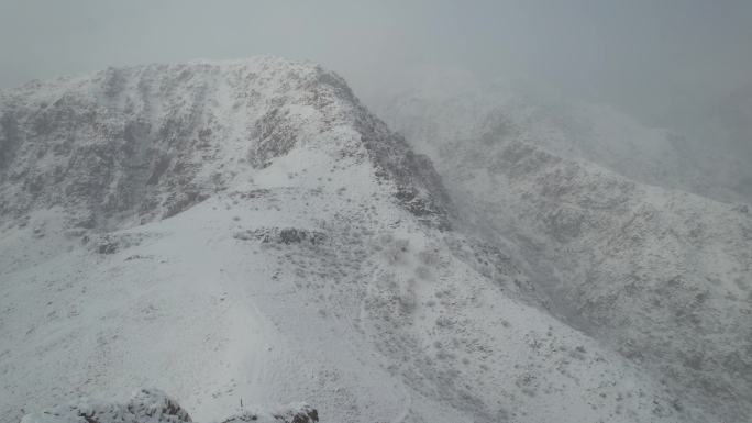 雪中航拍贺兰山雪景