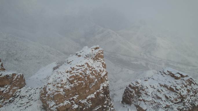 大雪中的贺兰山滚钟口雪景