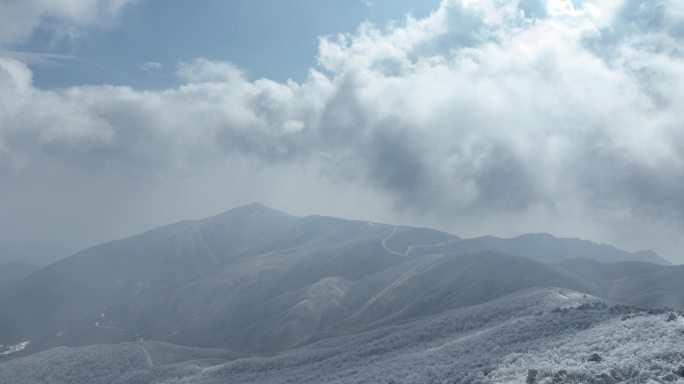 龙王山航拍雪景山脊线