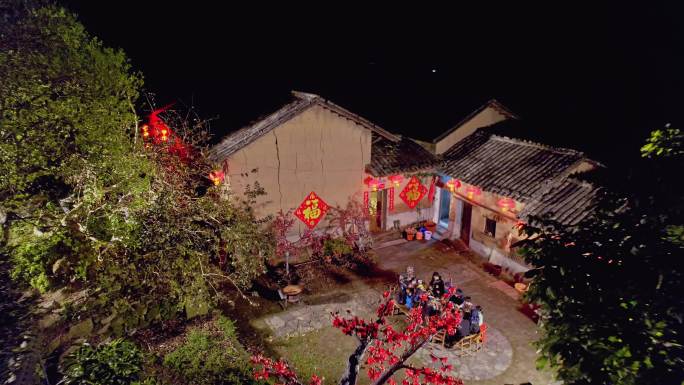 中国传统村落一家人吃团圆饭