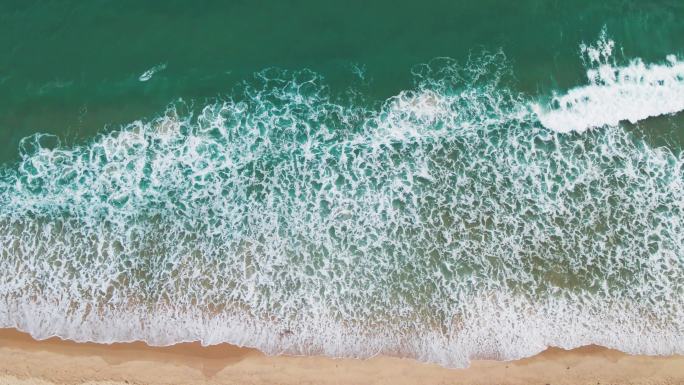 海浪拍打沙滩浪花