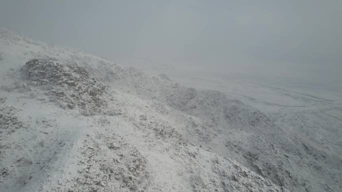 航拍雪中贺兰山小口子滚钟口