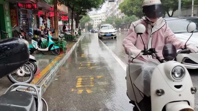 雨天 街道雨天 交警冒雨执勤 雨中行人