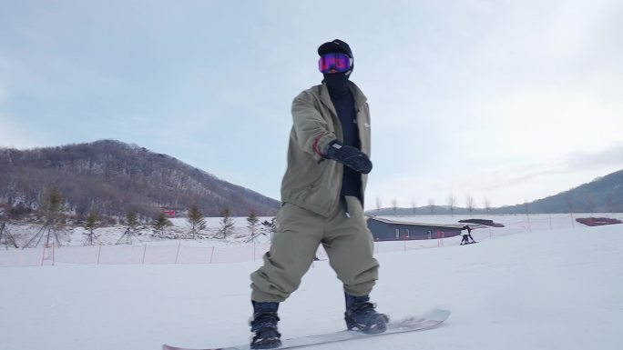 滑雪运动员滑雪