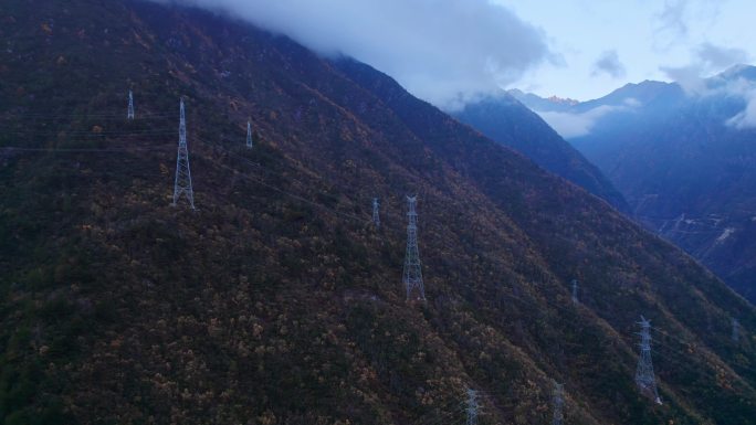 高山上的电力建设航拍