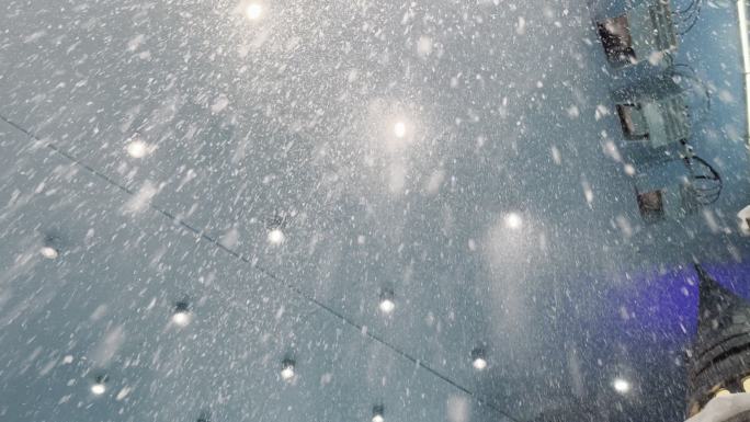 人工降雪卡通房子背景冰天雪地儿童乐园暴雪