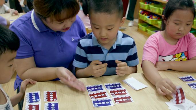 小孩在幼儿园嬉闹吃饭和老师互动2