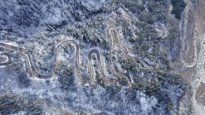 冰雪覆盖的森林盘山公路航拍 5.4K