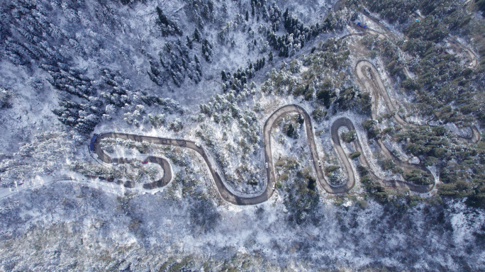 冰雪覆盖的森林盘山公路航拍 5.4K