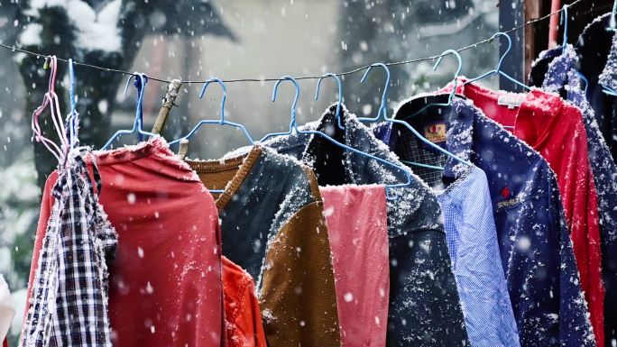 唯美乡村雪景雪花飞舞乡愁记忆