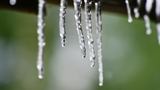 季节变化唯美冰雪融化屋檐水滴落下