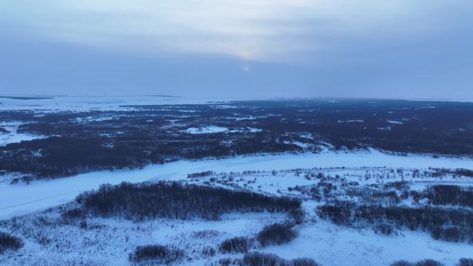 航拍冰雪覆盖的湿地河湾暮色